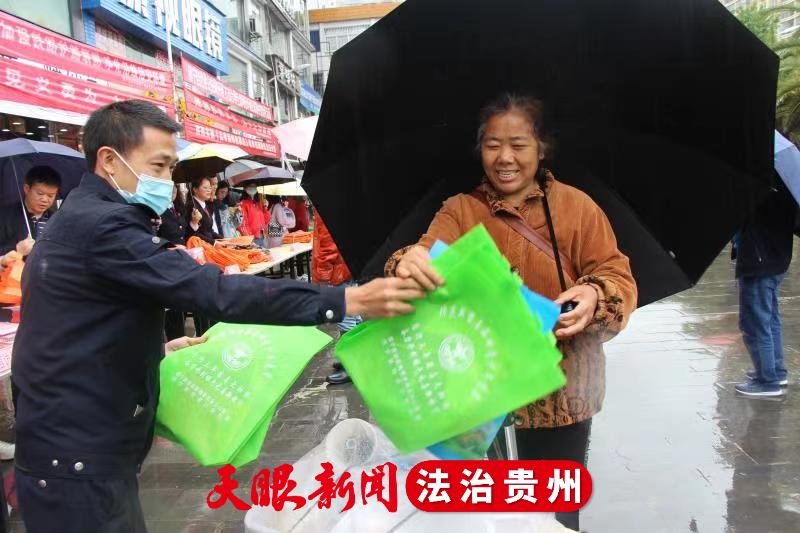 鎮(zhèn)寧開展“禁毒宣傳進(jìn)萬家”主題宣傳活動(dòng) 為群眾發(fā)放禁毒宣傳手提袋 第2張 鎮(zhèn)寧開展“禁毒宣傳進(jìn)萬家”主題宣傳活動(dòng) 為群眾發(fā)放禁毒宣傳手提袋 第2張