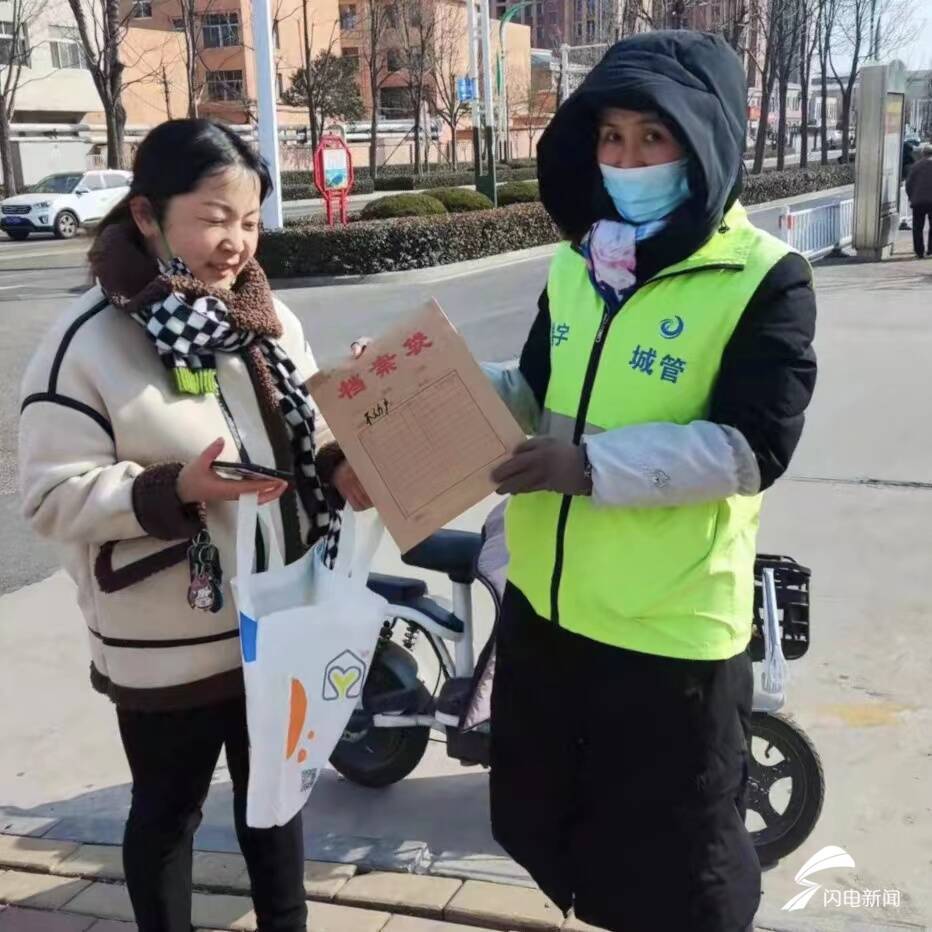 泰安“數字城管”路邊撿到含重要資料手提袋 成功尋到失主獲點贊 第1張 泰安“數字城管”路邊撿到含重要資料手提袋 成功尋到失主獲點贊 第1張