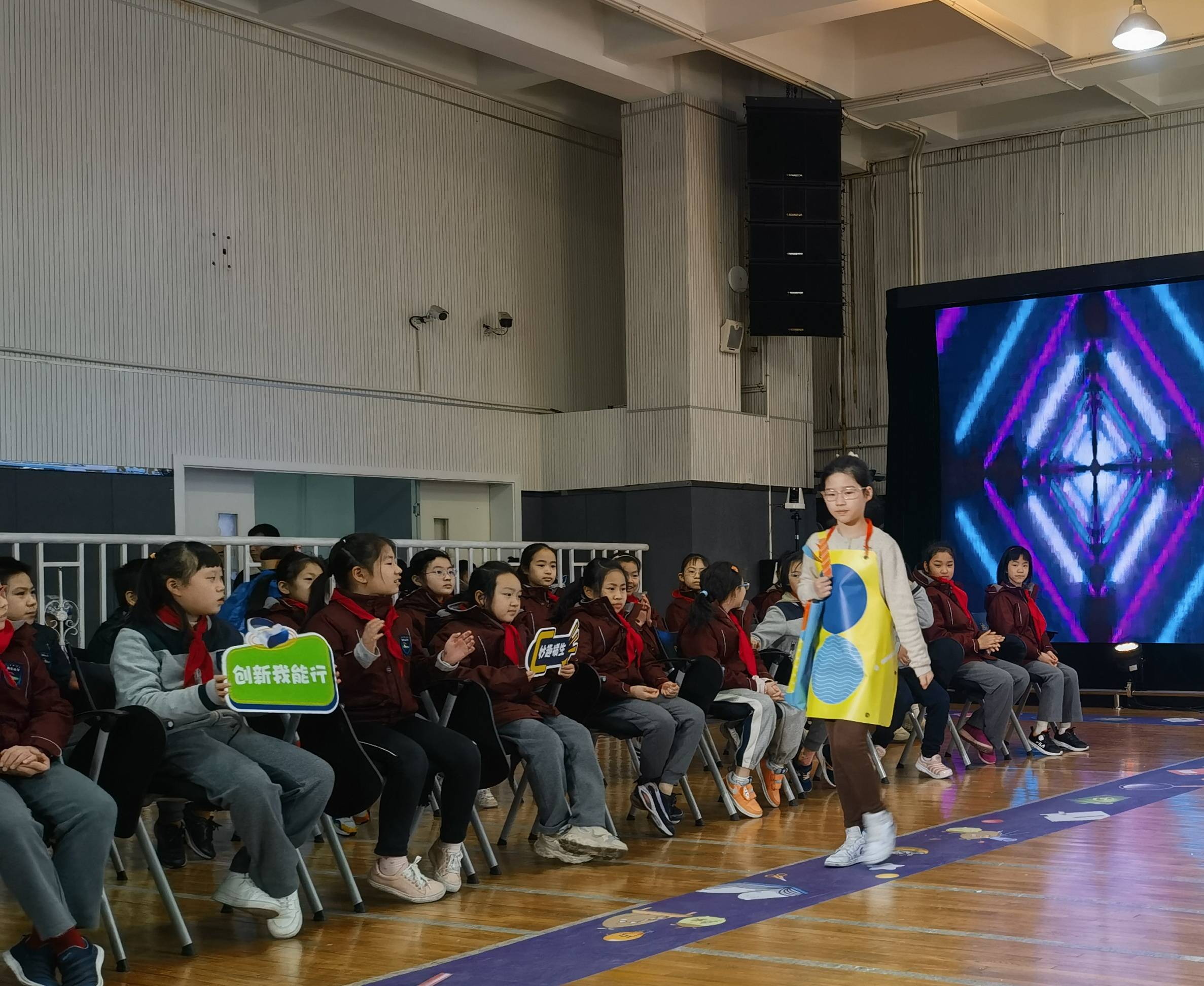 “解鎖”創新教育新玩法,一場“奇思妙想”服裝秀讓學生自信滿滿走上舞臺 第2張 “解鎖”創新教育新玩法,一場“奇思妙想”服裝秀讓學生自信滿滿走上舞臺 第2張