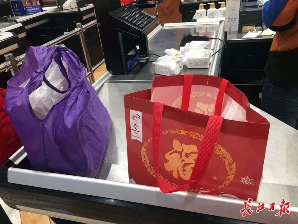 小推車(chē)、無(wú)紡布袋……在商超，過(guò)半顧客自帶購(gòu)物裝備