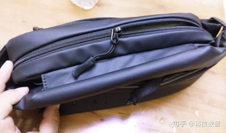 跑步必入實(shí)用品推薦——小米運(yùn)動(dòng)休閑胸包實(shí)測(cè)  第2張